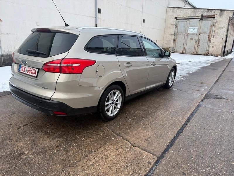 Gebraucht Ford Focus 102 PS (75 kW) 2015 Grau Kombi