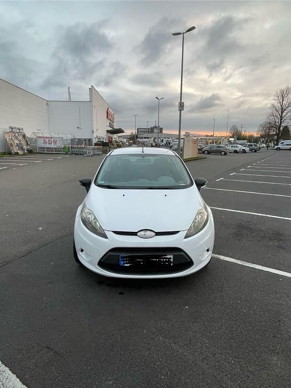 Gebraucht Ford Fiesta Ambiente 60 PS (44 kW) 2009 Weiß Kleinwagen