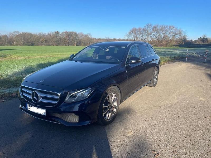Blau Gebraucht 2018 Mercedes E220 Avantgarde Limousine | 24.800 € (Guter Preis) - Bild 1/4