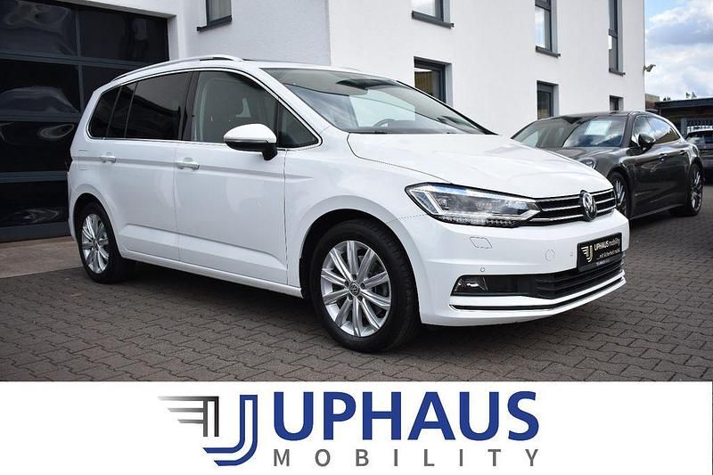 Weiß Gebraucht 2019 VW Touran Highline Van / Kleinbus | 19.490 € (Fairer Preis) - Bild 1/4