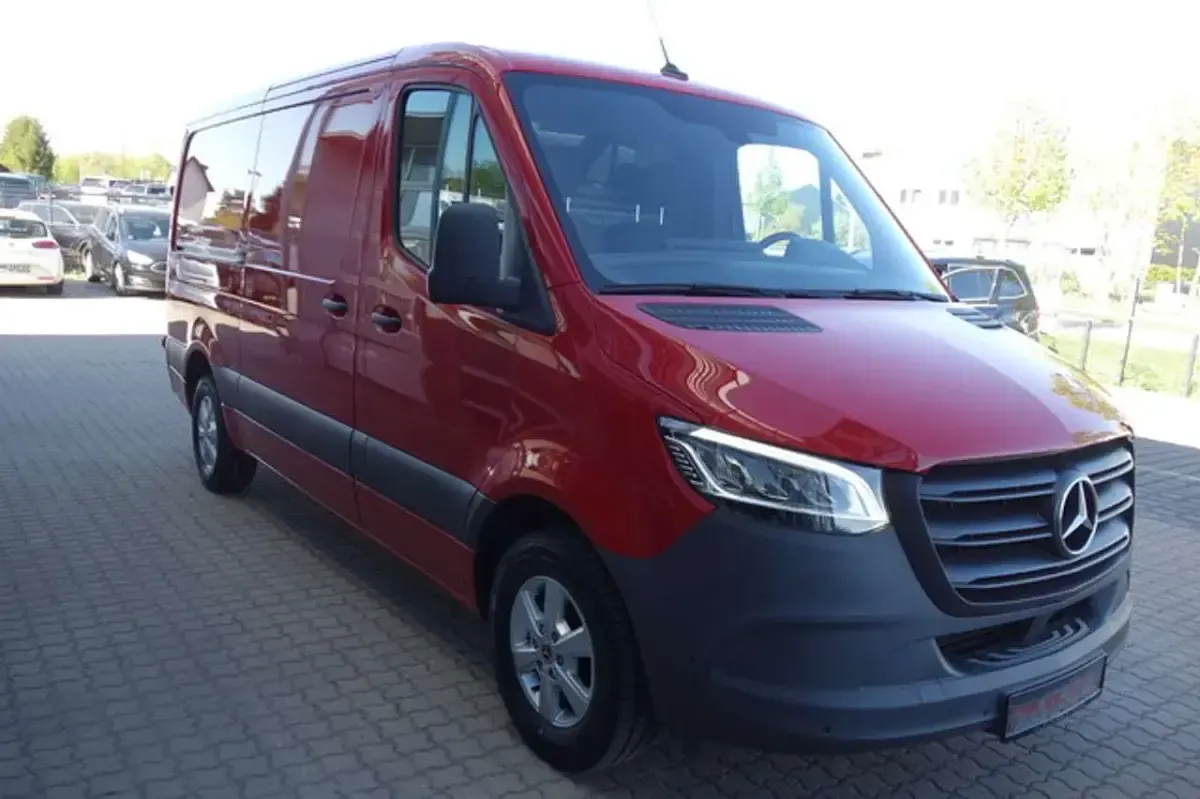 Używany Mercedes Sprinter 170 KM (125 kW) 2022 Czerwony Van
