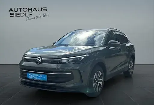 Neu VW Tiguan 150 PS (110 kW) 2026 Grün SUV