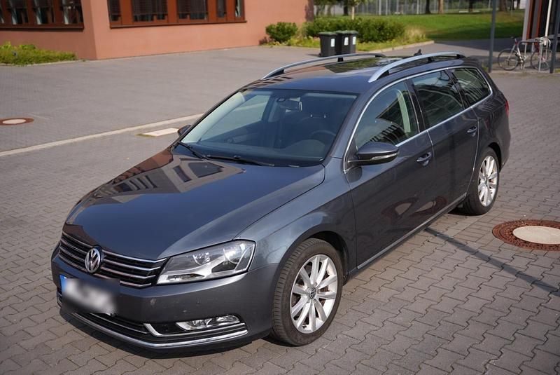 Grau Gebraucht 2014 VW Passat Highline Kombi | 10.870 € - Bild 1/4
