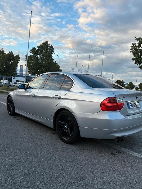 Silber Gebraucht 2005 BMW 330 Limousine | 3.600 € (Guter Preis) - Bild 1/4