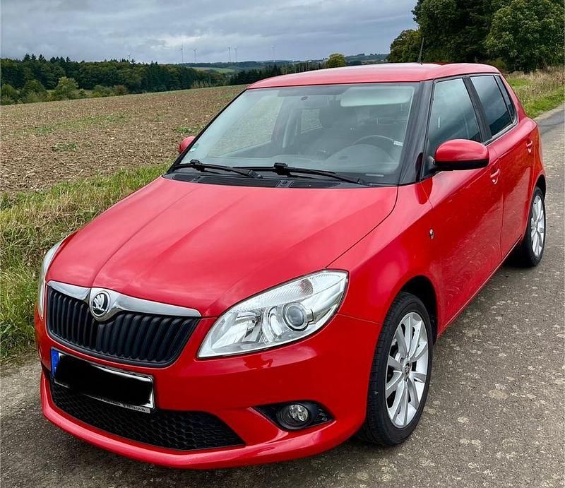 Rot Gebraucht 2014 Skoda Fabia Ambition Limousine | 4.290 € (Guter Preis) - Bild 1/4