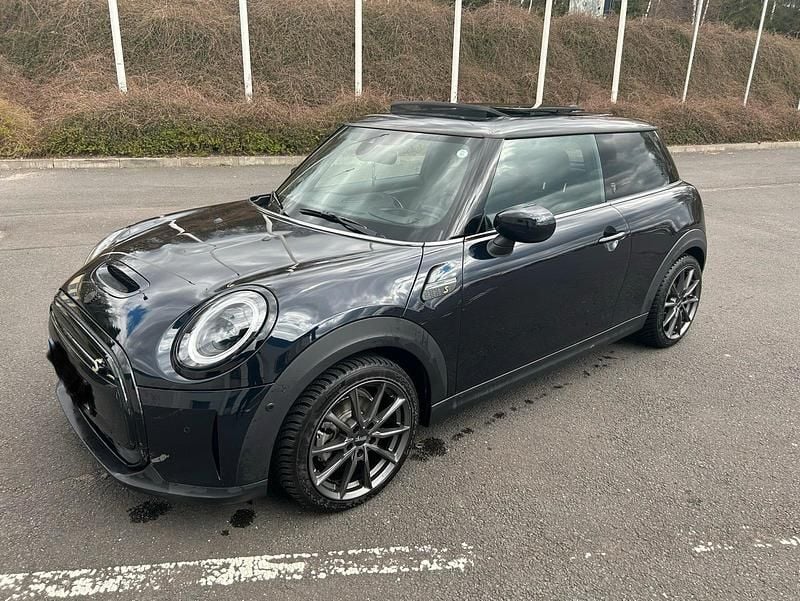 Schwarz Gebraucht 2022 Mini Cooper SE Kleinwagen | 23.000 € (Teuer) - Bild 1/4