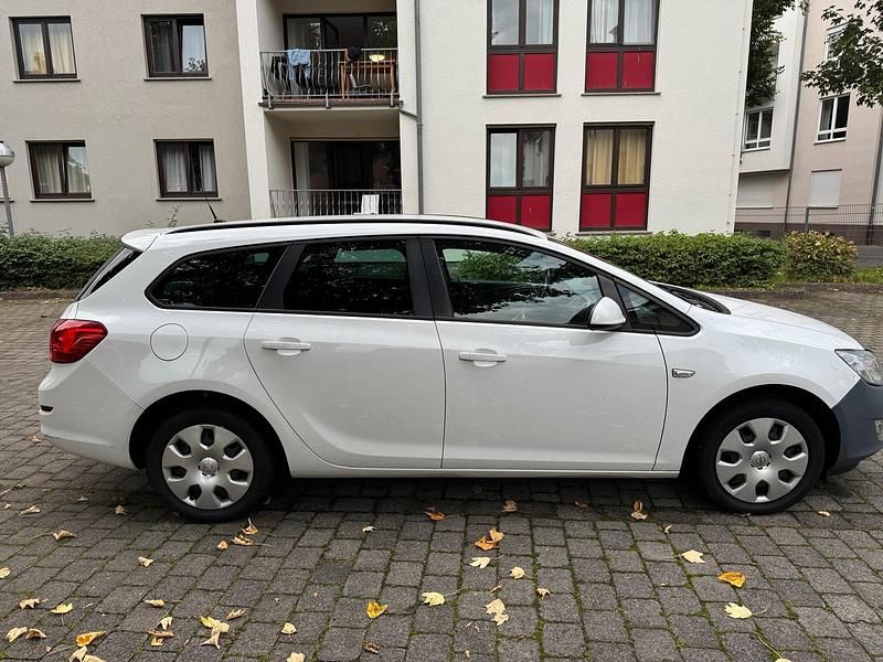 Gebraucht Opel Astra 117 PS (86 kW) 2013 Weiß Kombi