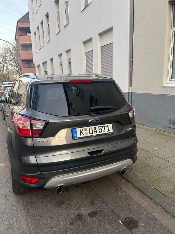 Gebraucht Ford Kuga Titanium 150 PS (110 kW) 2018 Grau SUV