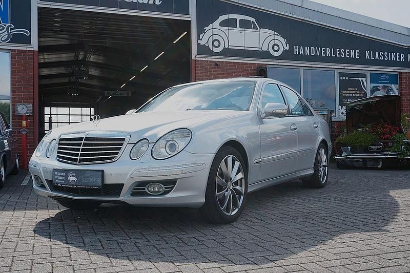 Silber Gebraucht 2008 Mercedes E230 Limousine | 9.890 € (Fairer Preis) - Bild 1/4
