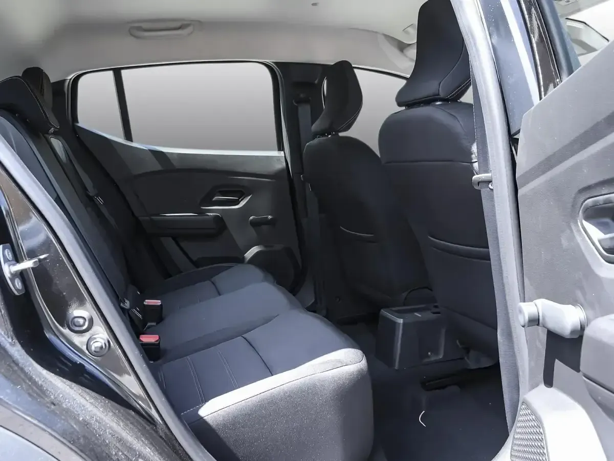 Neu Dacia Sandero Essentiel 110 PS (80 kW) 2026 Schwarz Limousine