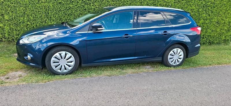 Blau Gebraucht 2012 Ford Focus Kombi | 3.700 € (Superpreis) - Bild 1/4
