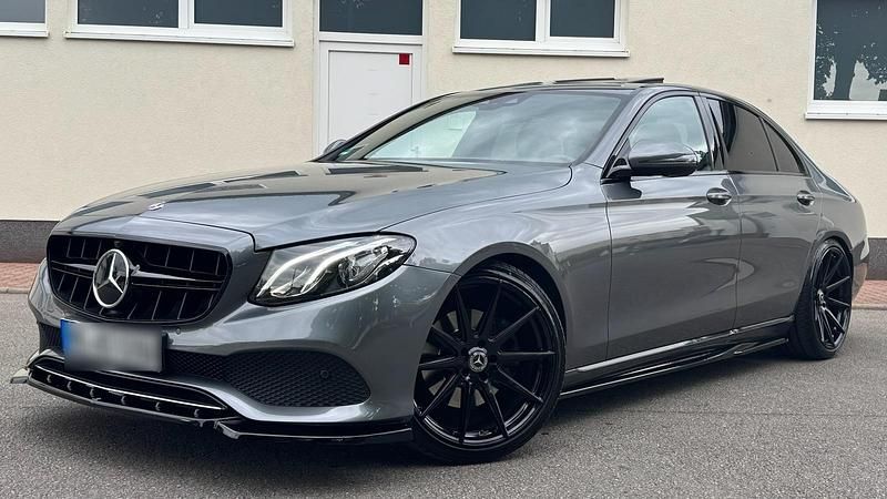 Grau Gebraucht 2017 Mercedes E250 AMG Limousine | 26.952 € (Teuer) - Bild 1/4
