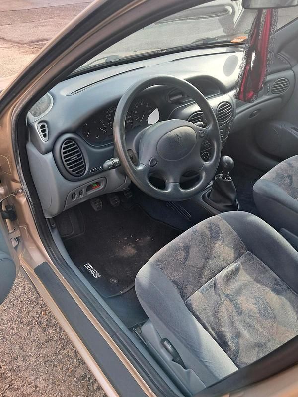 Gebraucht Renault Mégane 90 PS (66 kW) 1998 Gold Limousine