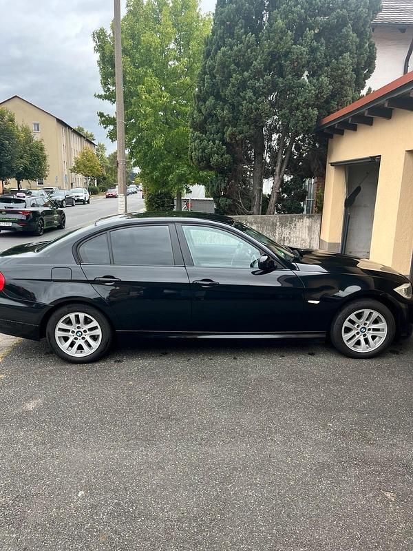 Gebraucht BMW 320 177 PS (130 kW) 2009 Schwarz Limousine