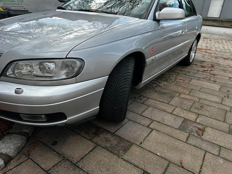 Usata Opel Omega 144 CV (105 kW) 2000 Argento Berlina