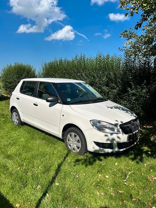 Weiß Gebraucht 2014 Skoda Fabia Limousine | 5.000 € (Superpreis) - Bild 1/4