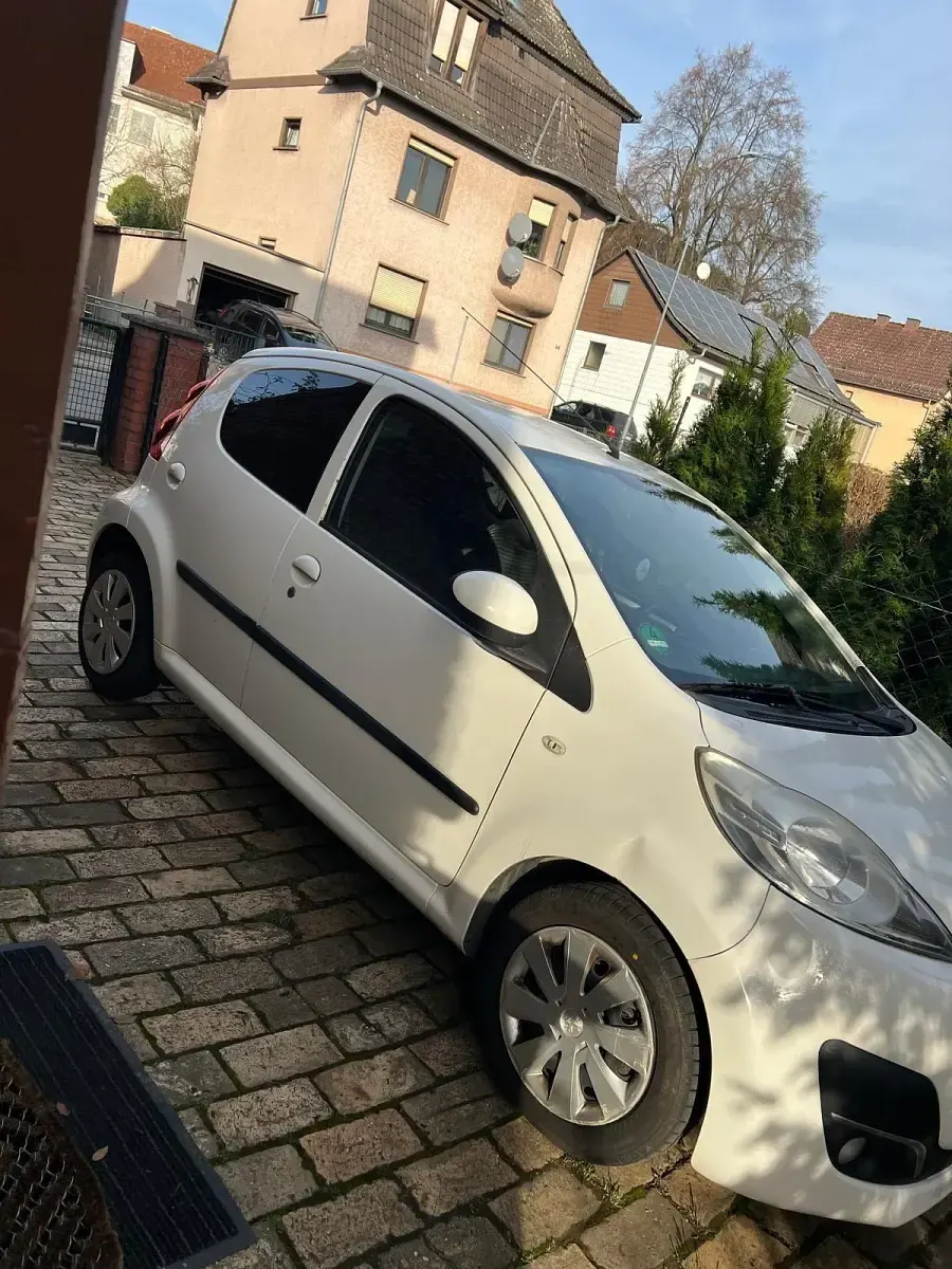 Gebraucht Peugeot 107 68 PS (50 kW) 2013 Weiß Kleinwagen