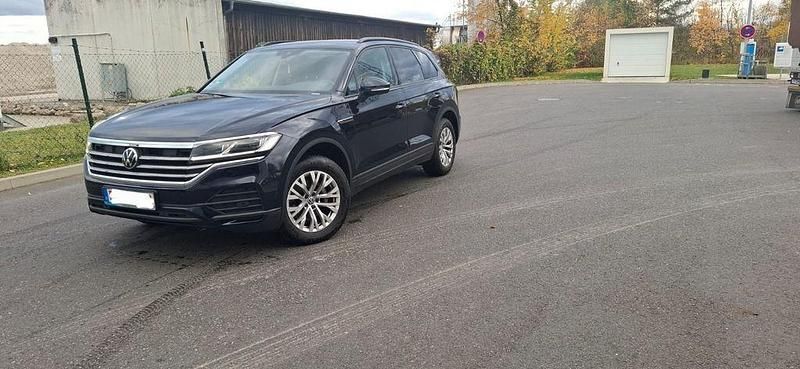 Blau Gebraucht 2021 VW Touareg Basis SUV | 29.900 € - Bild 1/4
