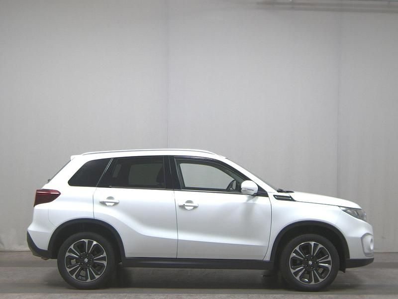Weiss Gebraucht 2021 Suzuki Vitara Comfort SUV | 16.680 € - Bild 1/4