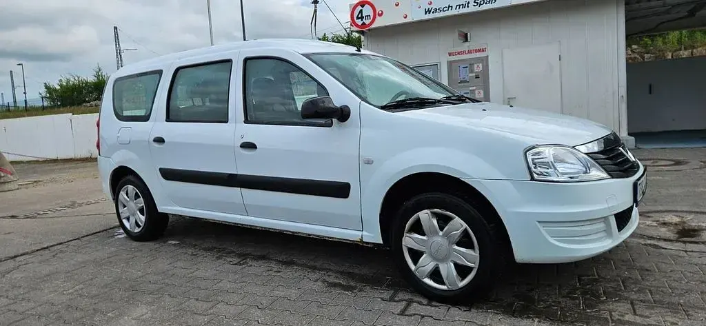 Używany Dacia Logan 84 KM (61 kW) 2011 Biały Sedan/Limuzyna