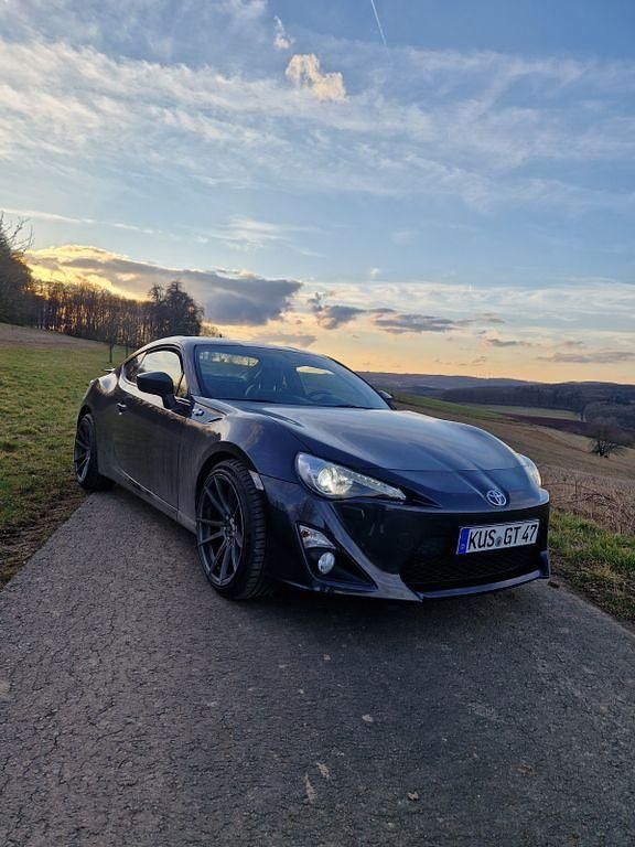 Grau Gebraucht 2013 Toyota GT86 GT Coupé | 20.990 € (Fairer Preis) - Bild 1/4