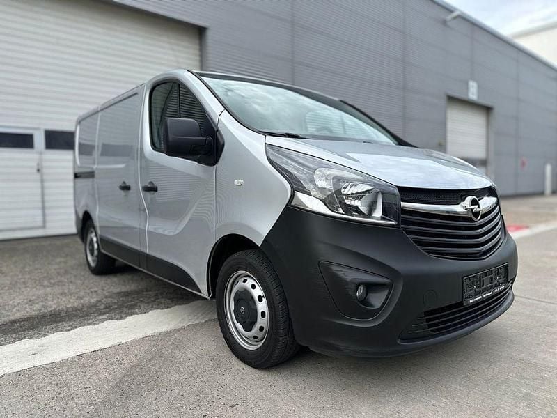 Grau Gebraucht 2018 Opel Vivaro Van | 11.900 € (Guter Preis) - Bild 1/4