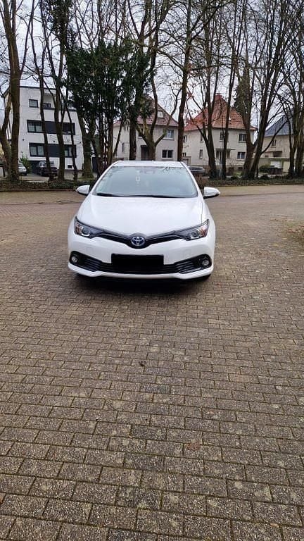 Weiß Gebraucht 2019 Toyota Auris Hybrid Team Limousine | 17.999 € (Fairer Preis) - Bild 1/4