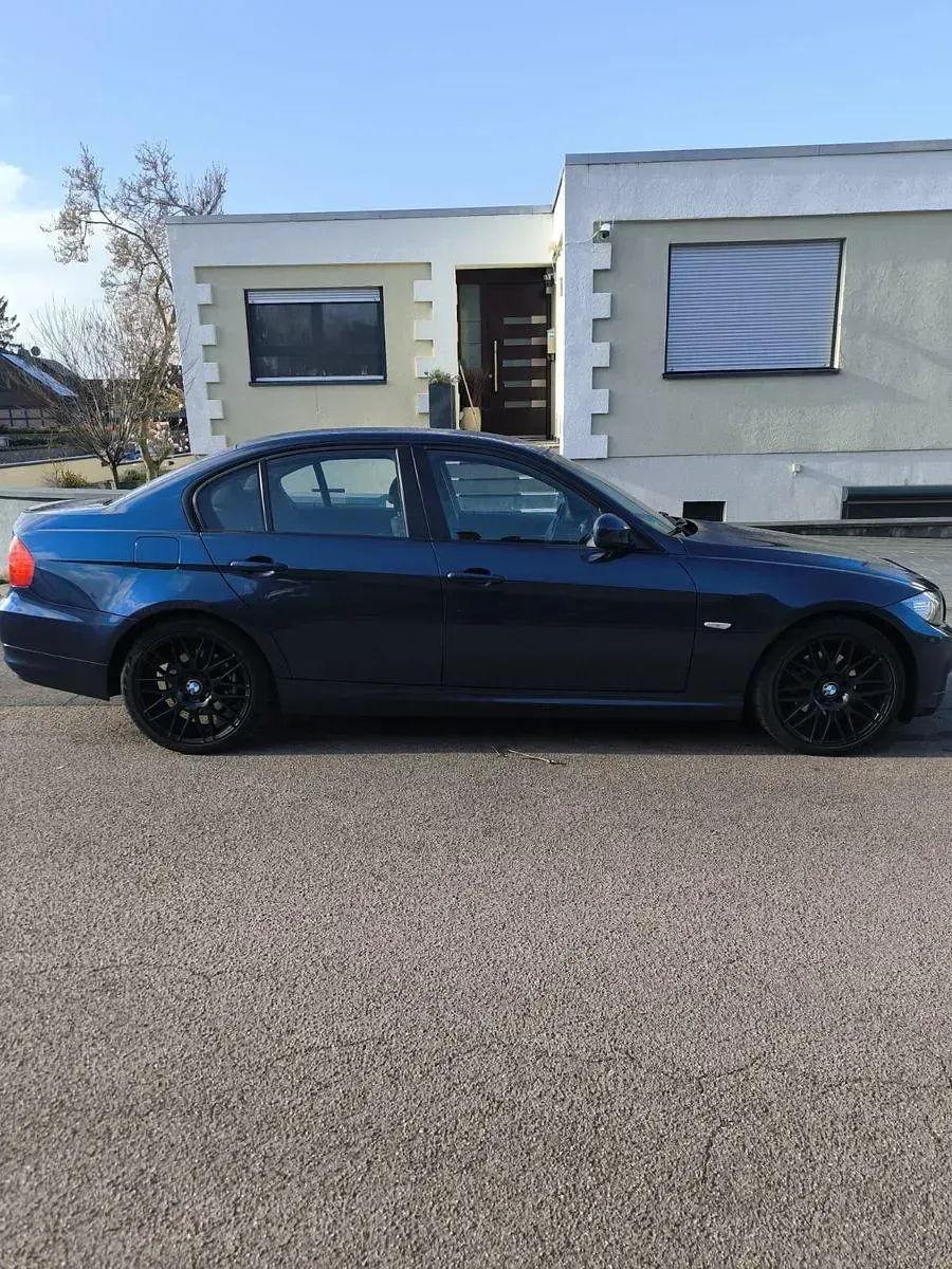 Gebraucht BMW 318 143 PS (105 kW) 2011 Blau Limousine