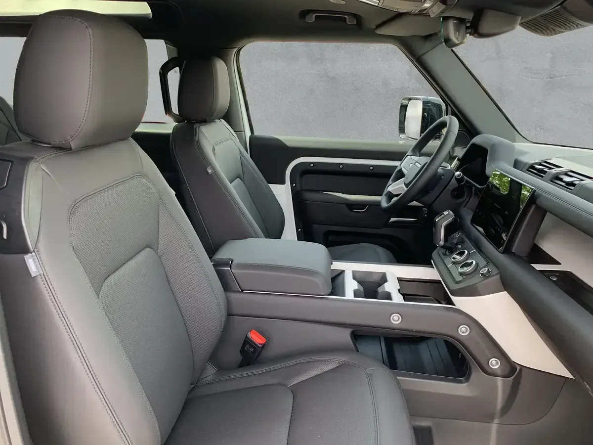 Gebraucht Land Rover Defender SE Dynamic 249 PS (183 kW) 2025 Fuji white SUV