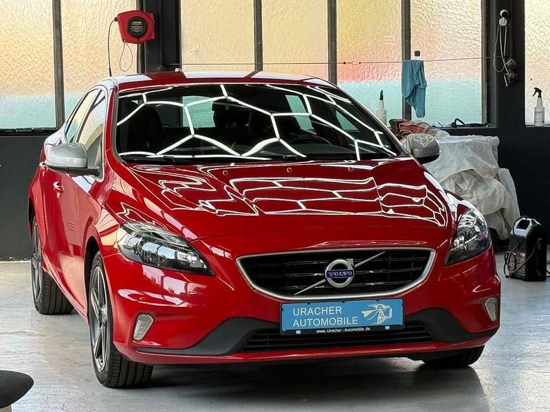Gebraucht Volvo V40 Kinetic 120 PS (88 kW) 2015 Rot Limousine