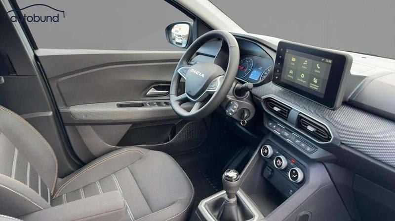 Neu Dacia Sandero Expression 91 PS (66 kW) 2025 Grün / zederngrün SUV