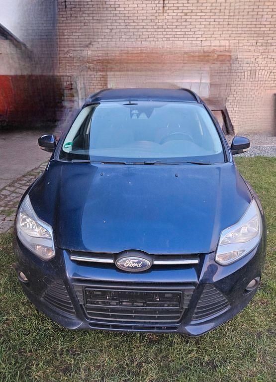 Blau Gebraucht 2013 Ford Focus Trend Limousine | 2.400 € (Superpreis) - Bild 1/2