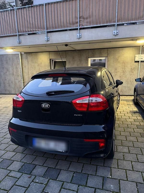 Schwarz Gebraucht 2015 Kia Rio Attract Limousine | 3.000 € (Superpreis) - Bild 1/4