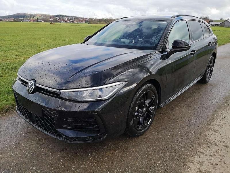 Grenadilschwarz metallic Neu 2025 VW Passat R-line Kombi | 47.840 € (Superpreis) - Bild 1/3