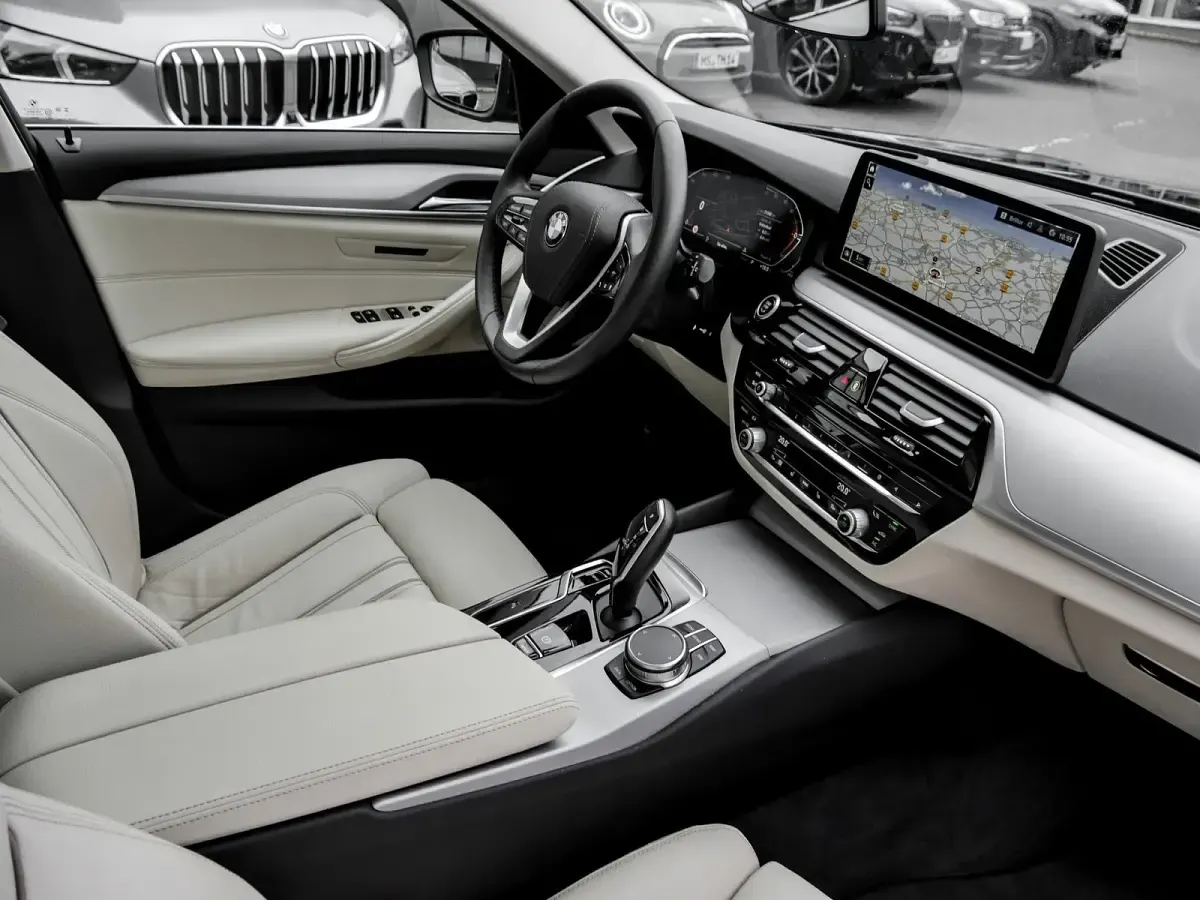 Gebraucht BMW 520 Sport Line 197 PS (144 kW) 2024 Schwarz Kombi