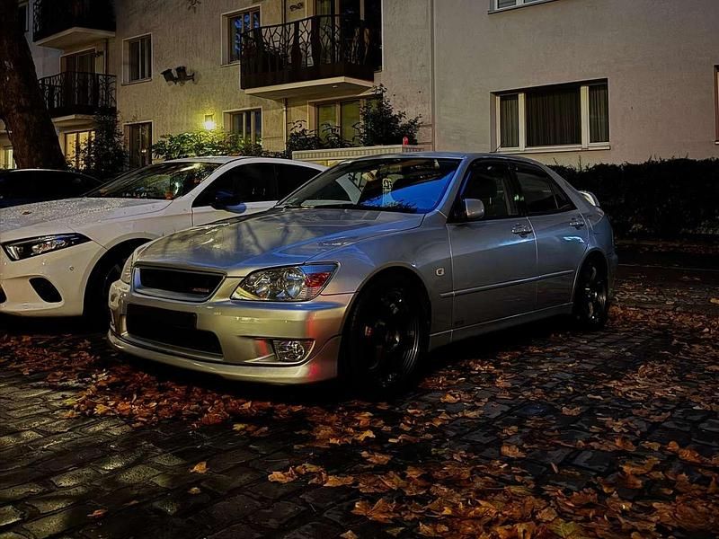 Silber Gebraucht 2001 Lexus IS200 Limousine | 6.500 € - Bild 1/4