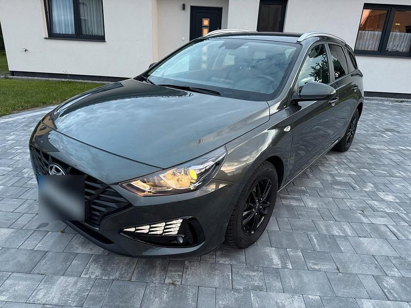 Grau Gebraucht 2021 Hyundai i30 Trend Kombi | 15.299 € (Guter Preis) - Bild 1/4