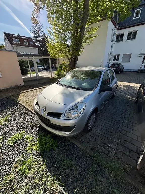 Second-hand Renault Clio II 75 CP (55 kW) 2006 Argintiu Berlinǎ