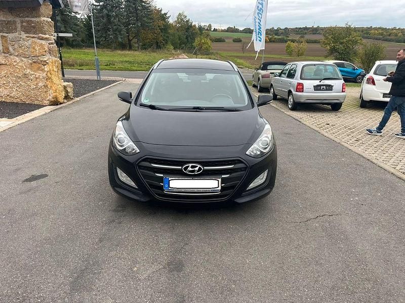 Schwarz Gebraucht 2015 Hyundai i30 Trend Kombi | 3.700 € (Superpreis) - Bild 1/4