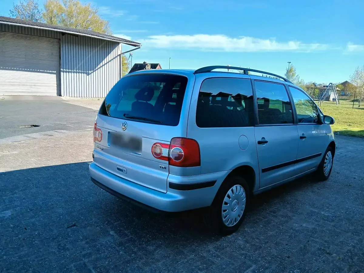 Second-hand VW Sharan 116 CP (85 kW) 2005 Argintiu Monovolum