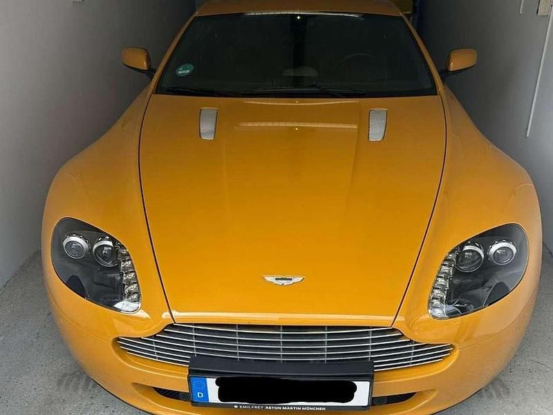 Gelb Gebraucht 2009 Aston Martin V8 Vantage Coupé | 60.999 € - Bild 1/4