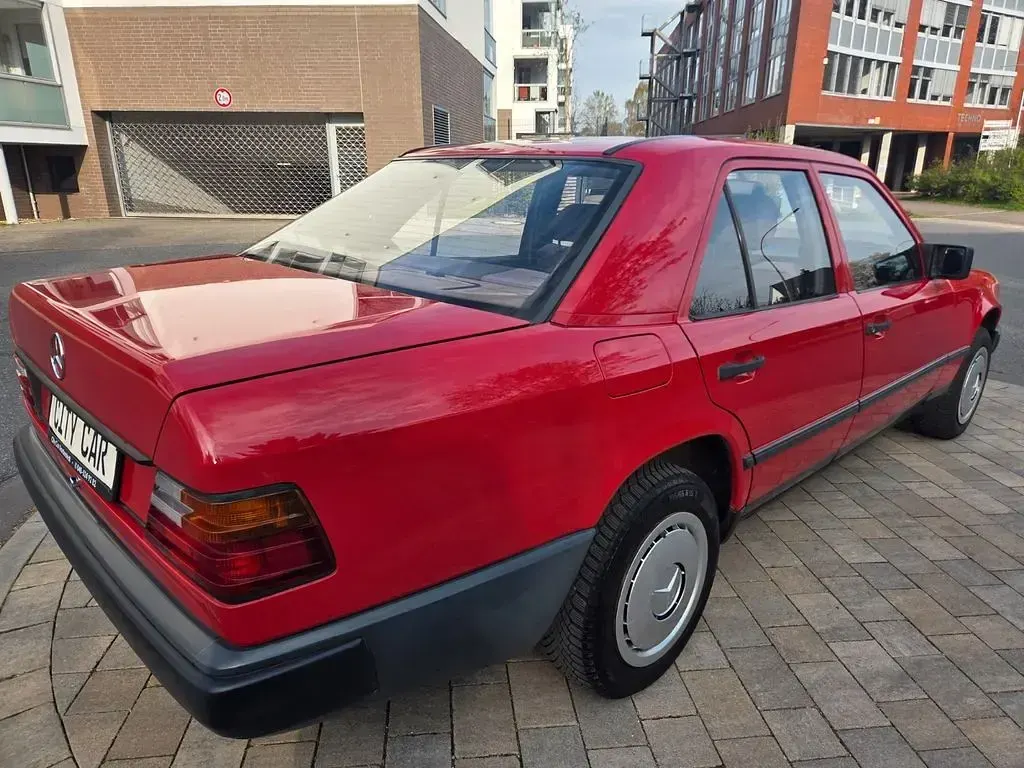 Gebraucht Mercedes E300 179 PS (131 kW) 1989 Rot Limousine