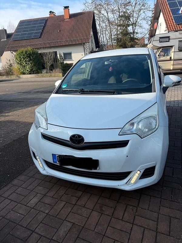 Gebraucht Toyota Verso-S 90 PS (66 kW) 2013 Weiß Van / Kleinbus