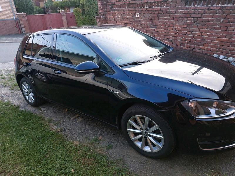 Schwarz Gebraucht 2015 VW Golf VII Kleinwagen | 11.200 € (Guter Preis) - Bild 1/4