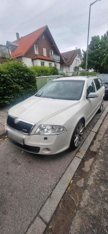 Weiß Gebraucht 2008 Skoda Octavia vRS Kombi | 3.300 € (Fairer Preis) - Bild 1/4