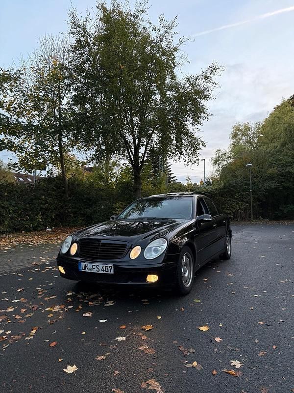 Schwarz Gebraucht 2005 Mercedes E200 Limousine | 3.700 € (Guter Preis) - Bild 1/4