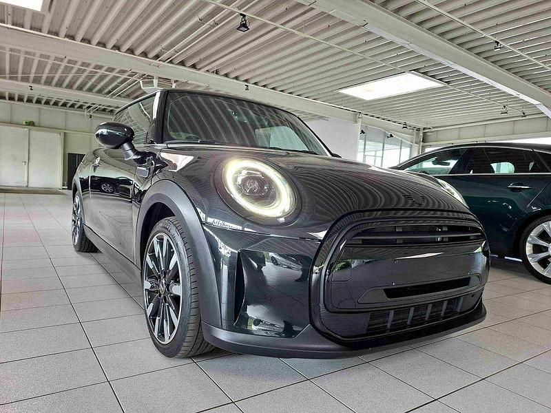 Gebraucht Mini Cooper Classic 136 PS (100 kW) 2023 Midnight black metallic Kleinwagen