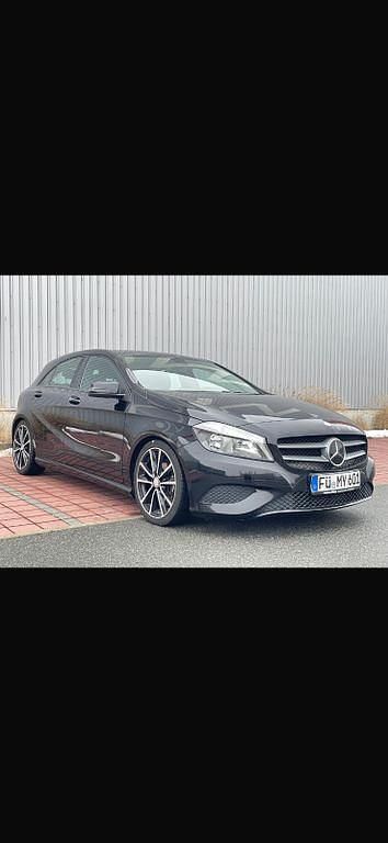 Gebraucht Mercedes A180 122 PS (89 kW) 2015 Schwarz Limousine
