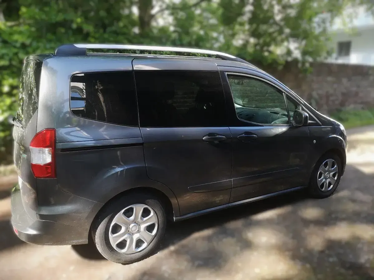Gebraucht Ford Tourneo Courier 101 PS (74 kW) 2016 Grau Van / Kleinbus