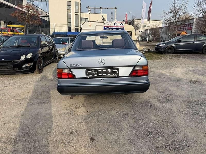 Gebraucht Mercedes E230 132 PS (97 kW) 1992 Blau metallic Limousine